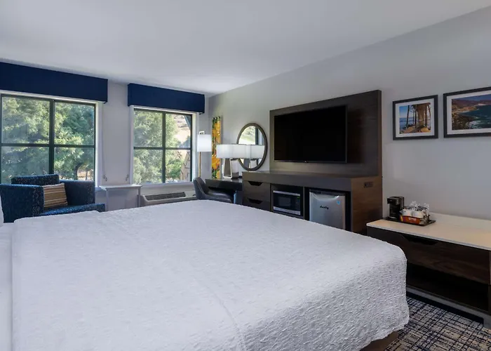 Agoura Hills Dog Friendly Hotels