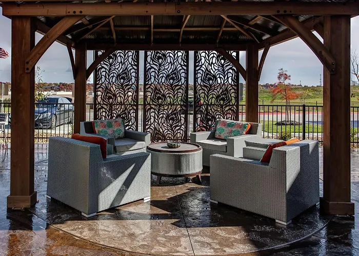 Topeka Hotels With Jacuzzi in Room