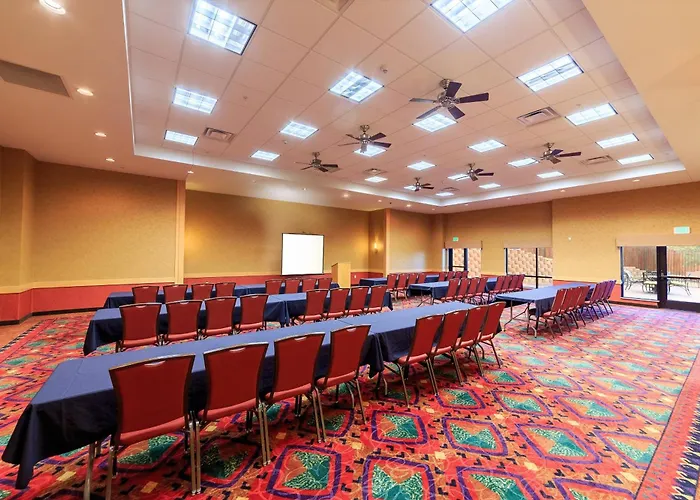 Farmington Hotels With Jacuzzi in Room