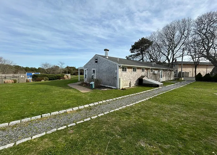 Oak Bluffs Dog Friendly Hotels