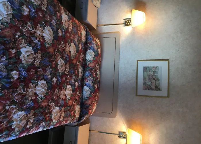 Elbridge Motels