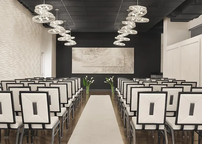 Saint Louis Hotels With Jacuzzi in Room